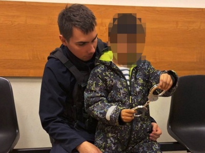 Samotny chłopiec w tramwaju. 