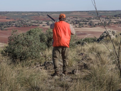 Myśliwy strzelił w okno domu, gdzie była matka z dzieckiem. Śledztwo trwa