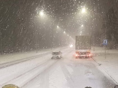 Silne zachmurzenie i opady śniegu na wschodzie kraju. Trudne warunki do jazdy