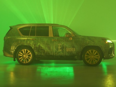 Lexus LX Karaoke reklamuje nowy kinowy hit. Czy już wiecie, o jaki film chodzi?