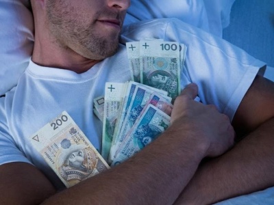 Giełda szaleje, a pieniądze wciąż pod materacem. Trudna sztuka przekonywania Polaków do ryzyka