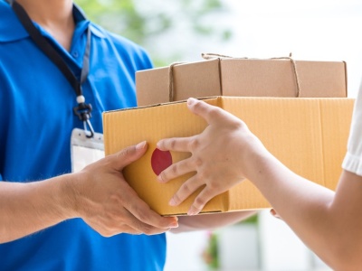 Ile zarabia kurier w Polsce? W Niemczech o wiele więcej