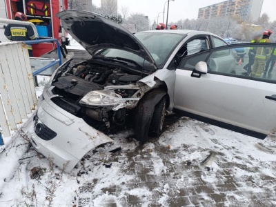 Lublin: Zderzenie pojazdów na rondzie przy Makro. Dwa auta rozbite, dwie osoby w szpitalu