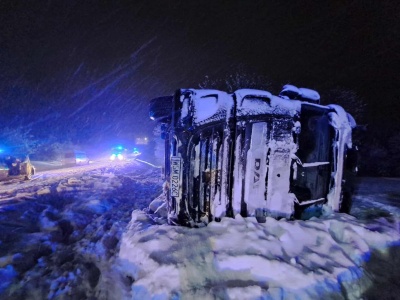 Atak zimy: Ponad 60 tysięcy gospodarstw bez prądu, setki interwencji strażaków