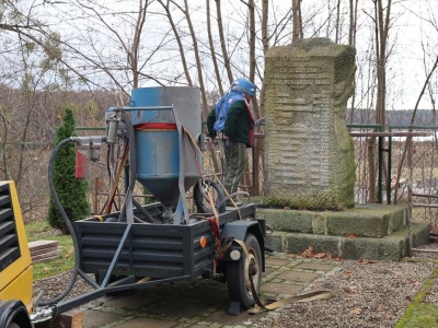 Rozpoczęły się prace remontowe przy pomniku w Kluczewie