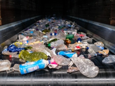 PET-y, tekstylia, odpady. Jeden taki katalizator i wszystko rozłożone