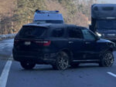 Zderzenie na S3 koło Zielonej Góry. Osobówka rozbiła się o barierki