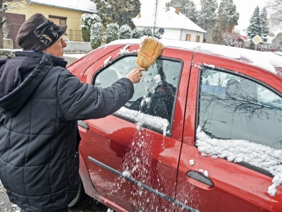 Zamarznięta szyba? Nie skrob. Były inżynier NASA zdradza patent idealny na mroźne poranki