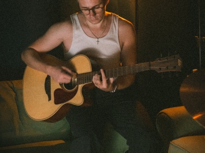 Nowy singiel Marcina Jureckiego. Klip inspirowany kinem Lyncha powstał w Bielsku, Kozach i Porąbce