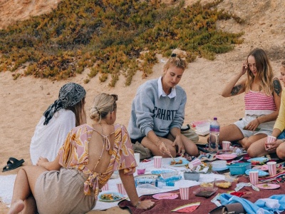 Zaprasza kobiety do Portugalii i 