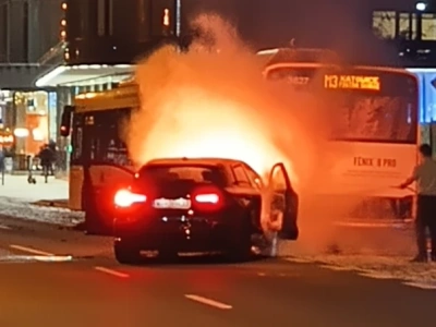 W centrum Katowic samochód osobowy zderzył się z autobusem, a potem się zapalił