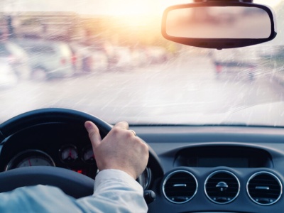 Czy możliwy jest mandat za brak okularów przeciwsłonecznych zimą? 237 Highway Code i jego konsekwencje