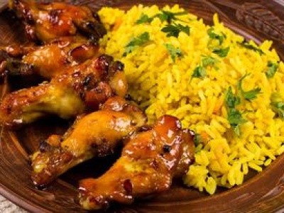 Kładę pałki na ryżu i wstawiam do piekarnika. Obiad robi się sam, a ja zbieram laury