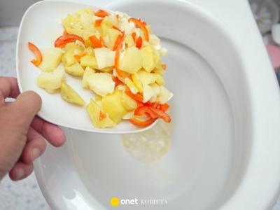 Nie tylko resztki jedzenia. Czego nie wolno wyrzucać do sedesu?