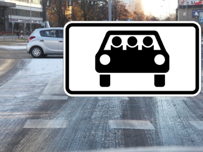 Zaskakujący znak drogowy z trzema osobami. Wielu kierowców nie zna tej zasady