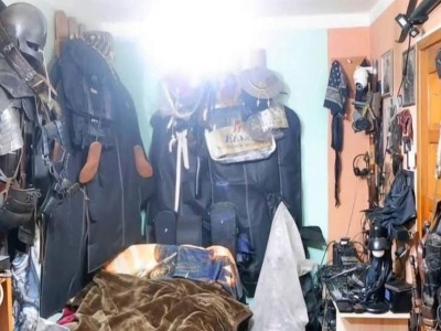 Internauci publikują zdjęcia pokoju 46-latka, który zginął podczas strzelaniny w Sanoku. Pełno zbroi i broni