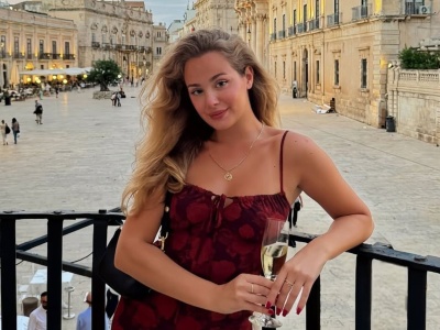 Wiktoria Gąsiewska chwali się fotką w bikini. Uwagę zwraca brzuch aktorki