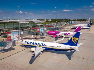 Na tych polskich lotniskach Ryanair i Wizz rywalizują ze sobą najmocniej. To przełoży się na tańsze bilety w te wakacje