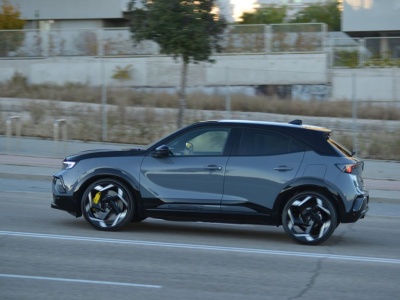 Tego się po tej marce nie spodziewaliśmy. Elektryk, który radzi sobie na torze!