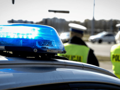 Nie żyje jedna osoba, druga trafiła do szpitala. Służby w akcji, droga zablokowana