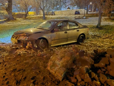 Lublin: Saab wypadł z drogi, uderzył w mur zabytkowego cmentarza. Jedna osoba ranna