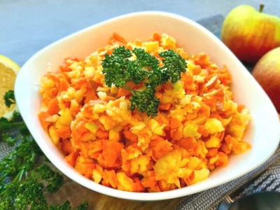 Przestań dodawać jabłko do surówki z marchewki. Z tym jest lepsza