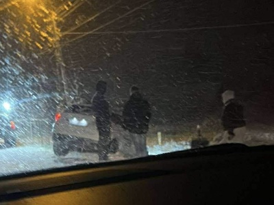 Auto w rowie i dachowanie. Niespokojna noc na drogach