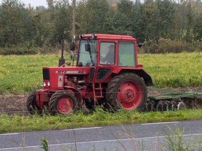 MTZ-82: Czy dziś warto go kupić? Wady, zalety, ceny… A może od razu żółte tablice?