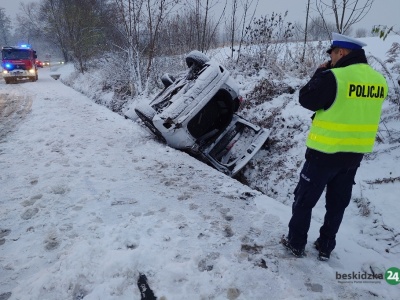 Z ostatniej chwili: Międzyrzecze Dolne: Dachowanie taksówki. Trudne warunki drogowe – foto