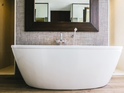 ​Zapomnij o osadzie i kamieniu w wannie. Tak usuniesz go w kilka minut