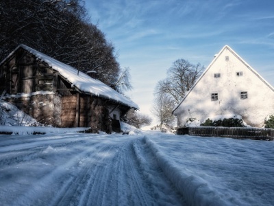 Mieszkają w dużych domach, które ciężko ogrzać. Termomodernizacja nie wchodzi tu w grę