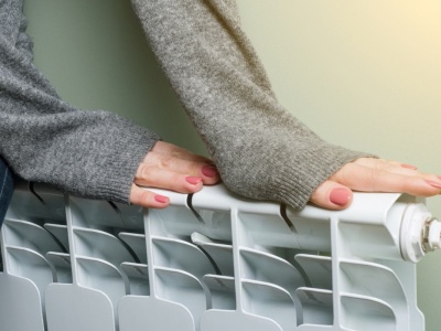 Kaloryfer gorący, a w domu zimno? Powodem może być rzecz, którą każdy ma w domu