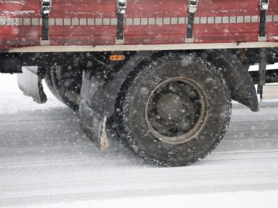 Kolizja na S19 w Załuczu: ciężarówki uderzyły w bariery, utrudnienia w ruchu w kierunku Rzeszowa