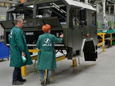 Prezes legendarnej polskiej spółki zwolniony. Nad Jelczem wisi olbrzymia kara umowna