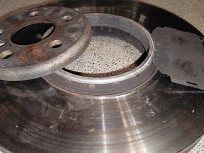 Tarcza hamulcowa rozpadła się na dwie części. Zadziwiająca usterka w nowym aucie premium