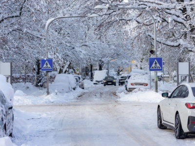 Zimowa aura w całej Polsce: śnieg, mróz i marznące mgły. IMGW ostrzega przed trudnymi warunkami