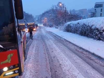 Intensywne opady śniegu w regionie. Trudne warunki na drogach, problemy z podjazdem autobusów