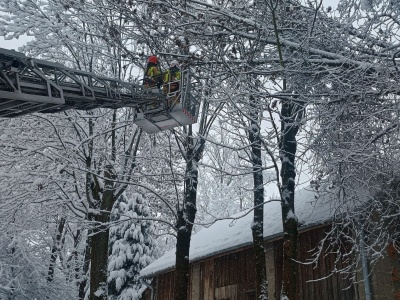 Ponad 870 interwencji strażaków po intensywnych opadach śniegu – nikt nie został ranny
