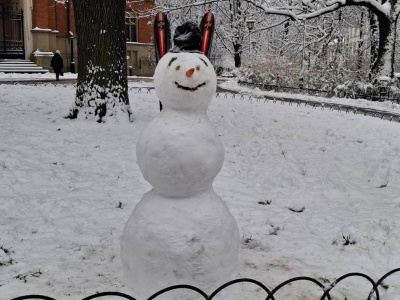 Bałwany w centrum Krakowa. Pierwszy śnieg uruchomił miejską kreatywność (Galeria)