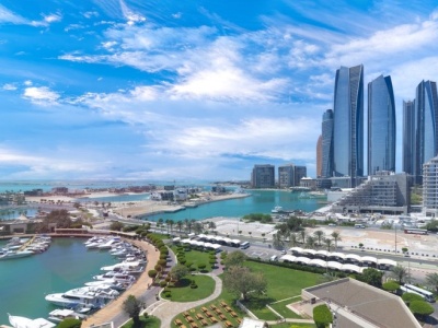 Wielu kojarzą się z drożyzną, a dolecisz tanimi liniami. Na miejscu 30 stopni zimą