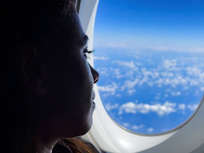 Dlaczego przed startem trzeba odsłonić okna w samolocie? Powód może cię zaskoczyć