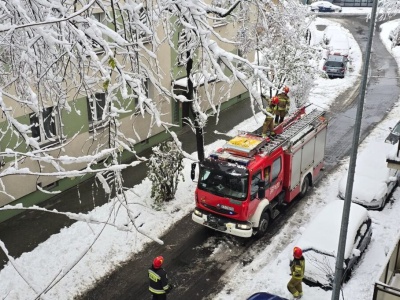 Intensywne opady śniegu paraliżują Tarnów i powiat. Setki interwencji strażaków, apel o ostrożność