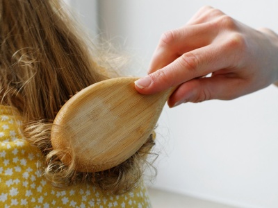 Czeszesz tak dziecko? Robisz to źle. Trycholog zdradza, co jest nie tak