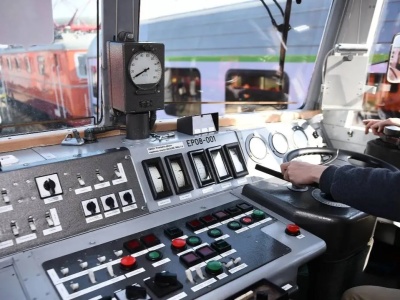 Maszynista zauważył przewód przy torach. Zawiadomił policję