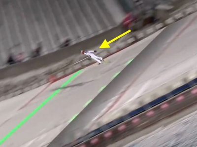 Leciał i leciał. Kapitalny lot Stocha. Jest na co popatrzeć