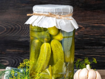 Przestań wylewać wodę z kiszonych ogórków. Jest cenniejsza, niż sądziła/eś