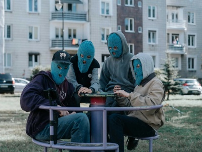 Ministranci - recenzja filmu. Biały strój, a myśli czarne