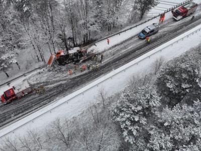 Pługopiaskarka wpadła w poślizg na wiadukcie i wywróciła się na bok. Kierowca ranny
