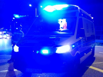 Ślisko na ekspresówce, auta jadą 50 km/h. Bus leży na boku, osobówka uderzyła w bariery