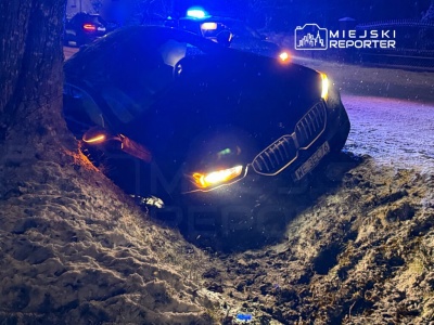 Kierujący BMW nie dostosował prędkości do warunków panujących na drodze i wjechał do rowu